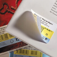 Étiquette de livre détachable sur le dos d'un livre, un coin décollé.