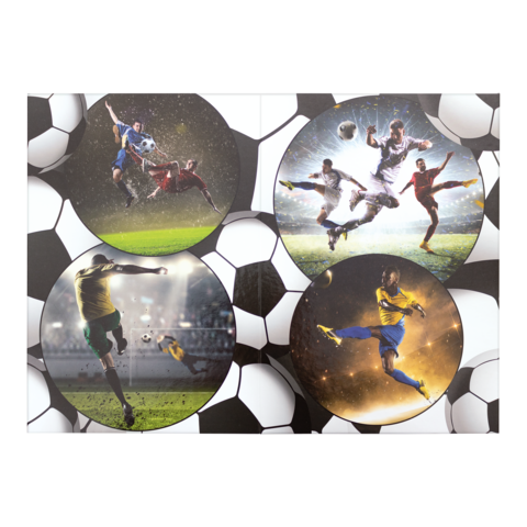 Vier Fußballspieler in Aktion, die verschiedene Techniken und Spielszenen zeigen, umgeben von einem Hintergrund aus Fußballen.