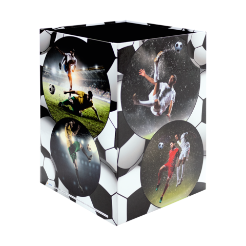 Ein Würfel mit Fußballmotiven, der Spieler in verschiedenen Aktionen zeigt, umgeben von einem Muster aus Fußballen.