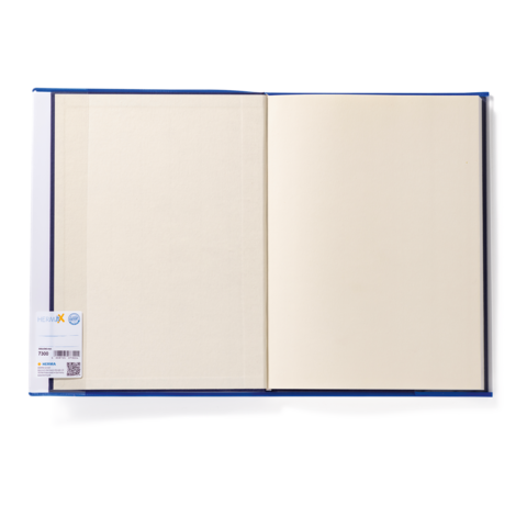 Ein offenes, leeres Buch mit blauen Einband und einem Etikett auf der linken Seite. Die Seiten sind unbeschrieben und weiß.