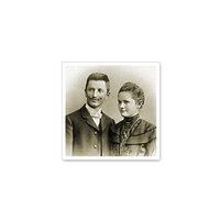 Deux personnes en vêtements historiques, un homme et une femme, posent ensemble devant un fond neutre.