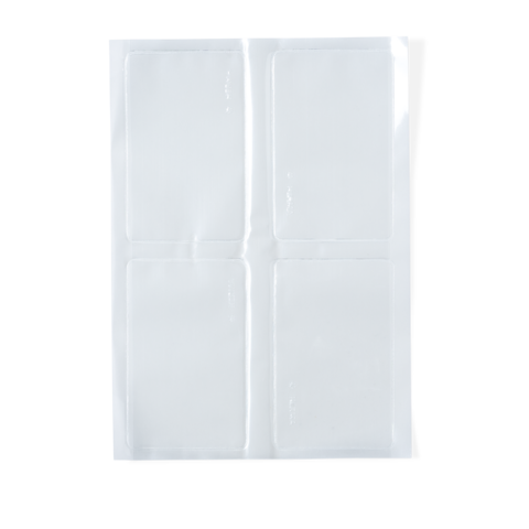 Transparente Kunststoffhülle mit vier Fächern, geeignet zur Aufbewahrung von Karten oder Dokumenten.