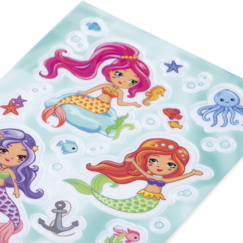 Bunte Aufkleber von Meerjungfrauen mit verschiedenen Fischen, Seesternen und einem Oktopus auf einem hellen Hintergrund.