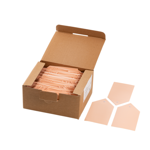 Karton mit mehreren rosa Etiketten, einige Etiketten liegen außerhalb der Box.