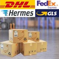 Étiquettes d'expédition sur des cartons dans l'entrepôt, avec logos de vendeurs en ligne.