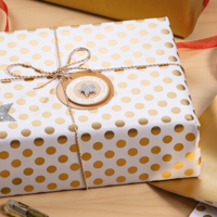 Un cadeau avec une étiquette de Noël