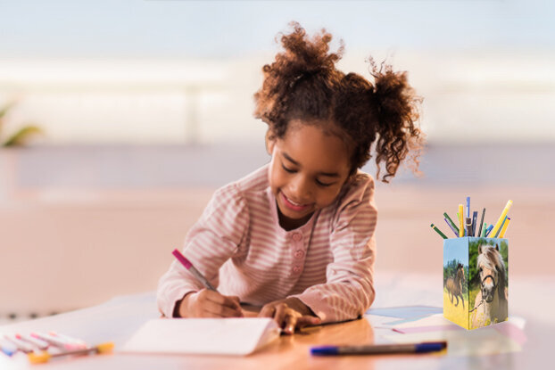 Fille au bureau avec un porte-stylo HERMA
