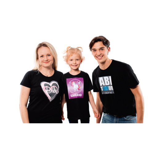 Drei Personen stehen zusammen: eine Frau in einem schwarzen T-Shirt mit Herz, ein Mädchen in einem T-Shirt mit Einhorn und ein junger Mann in einem T-Shirt mit "ABI 2023".