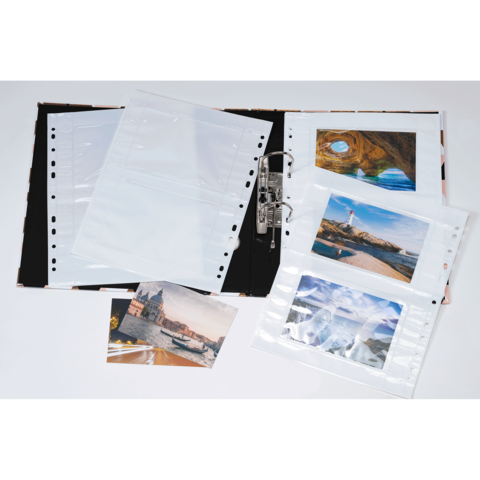 Ein Fotoalbum mit leeren Klarsichthüllen und mehreren Bildern von Landschaften und Städten.