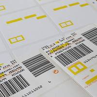 Étiquette de commission avec champ d'impression coloré, impression ultérieure des données produit et code-barres.