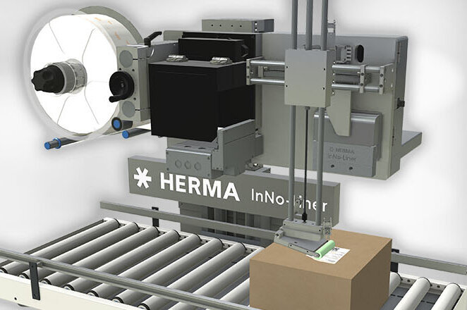 Machine d'étiquetage automatisée de HERMA, qui étiquette un colis sur un tapis roulant.