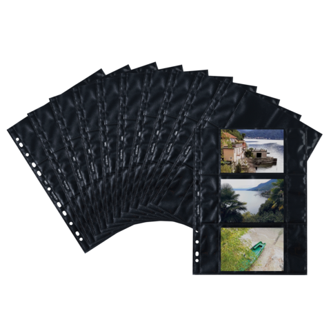 Eine Sammlung von Fotohüllen mit Bildern von Landschaften, darunter Küstenansichten und ein Boot am Wasser.