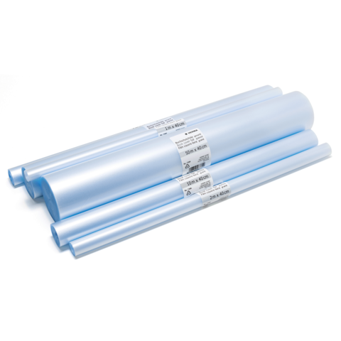 Mehrere Rollen blauer Folie in verschiedenen Größen, verpackt und beschriftet. Ideal für Bastel- oder Verpackungsprojekte.