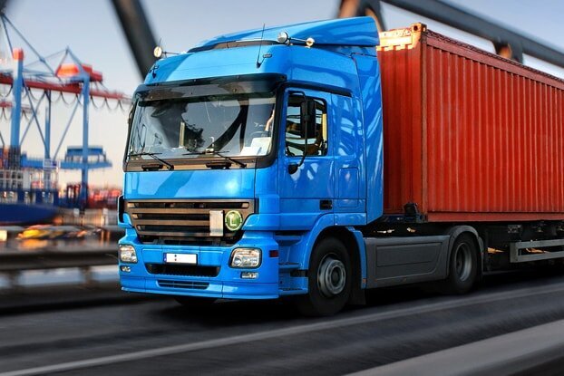 Camion sur un pont au port, dans l'industrie logistique, format paysage.