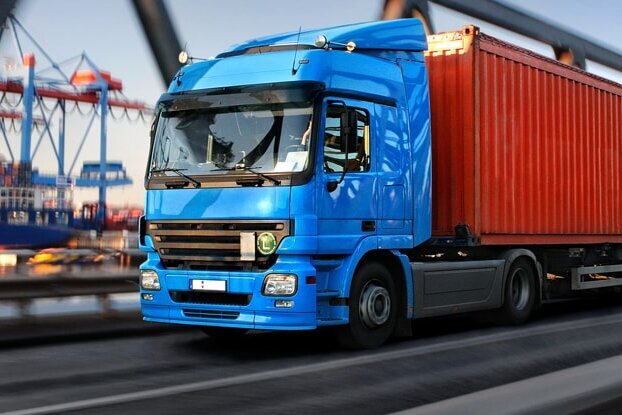 Camion sur un pont au port, dans l'industrie logistique, format paysage.