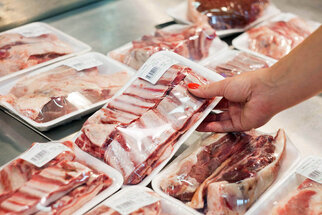 Étiquetage des aliments : étiquette de produit, étiquette alimentaire sur l'emballage de viande, femme prenant un produit dans le réfrigérateur.