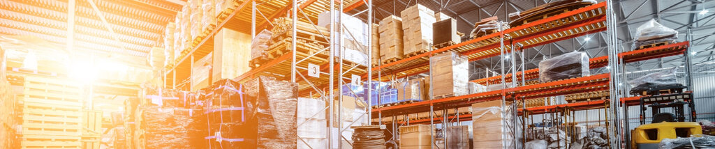 The translation of "Lagerhalle" from German to French is "entrepôt.