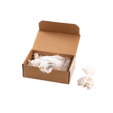 Eine geöffnete Kartonbox mit weißen Fransen oder Bändern, die teilweise herausgenommen wurden.