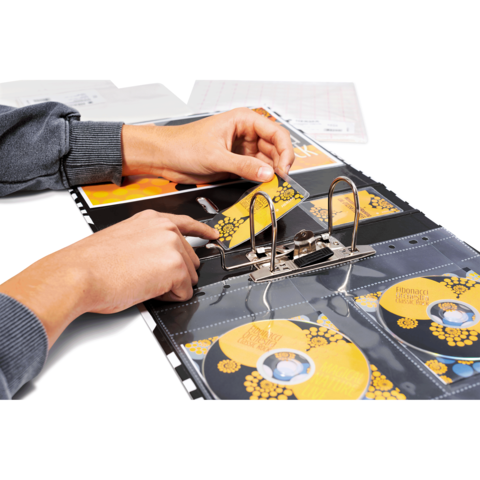 Eine Person fügt CDs in einen Ordner ein, während sie die Ringe des Ordners öffnet. Der Ordner enthält gelbe CD-Hüllen mit Bildern.