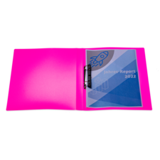 Ein pinkfarbener Ordner mit einem Jahresbericht 2022, der ein grafisches Design mit einer Rakete zeigt.