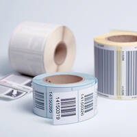 Étiquettes vierges : plusieurs rouleaux d'étiquettes après impression avec une imprimante à transfert thermique ou une imprimante thermique.