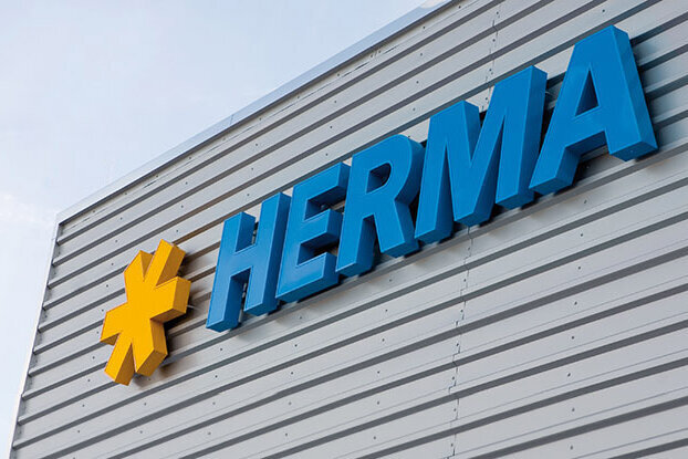 Logo HERMA sur le bâtiment, format paysage