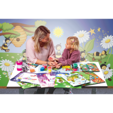 Eine Frau und ein Mädchen sitzen an einem Tisch, umgeben von Malutensilien und Kunstwerken, während sie miteinander sprechen und kreativ sind.