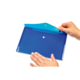Eine Person hält eine transparente, blaue Mappe mit einem Druckknopfverschluss in der Hand.