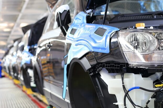 Fabrication de carrosseries en série dans l'industrie automobile, format paysage