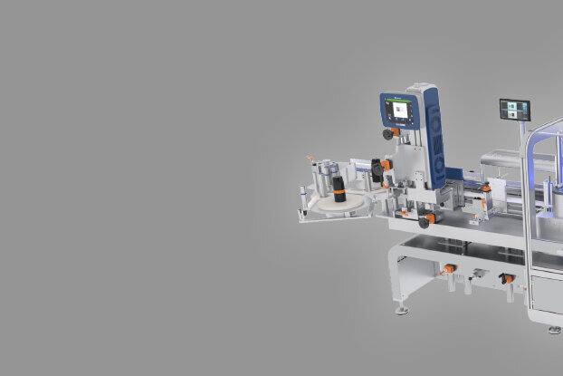 Machine de production automatisée avec convoyeur, unité de contrôle et divers composants mécaniques pour le traitement des matériaux.