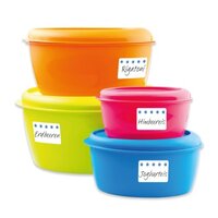 Étiquettes de congélation étiquetées sur des Tupperware