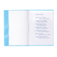 Offenes Notizbuch mit blauer Einband, auf der linken Seite leere Seiten, auf der rechten Seite ein Gedicht über die kleine Hexe.