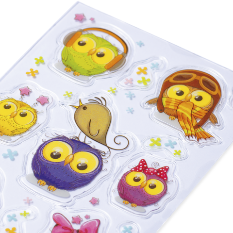 Bunte Aufkleber mit verschiedenen Eulenmotiven, darunter Eulen mit Kopfhörern, Schals und eine kleine Vogelfigur.