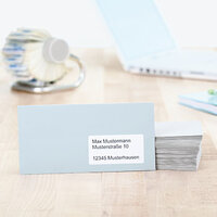 Longue étiquette d'adresse sur l'enveloppe