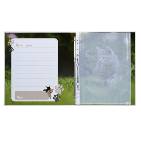Un album ouvert avec une page blanche pour les noms et les dates, ainsi qu'une couverture transparente montrant une image d'un chat.