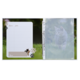 Un album ouvert avec une page blanche pour les noms et les dates, ainsi qu'une couverture transparente montrant une image d'un chat.