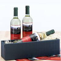 Flacons de vin décorés avec des étiquettes encre jet dans un panier-cadeau.