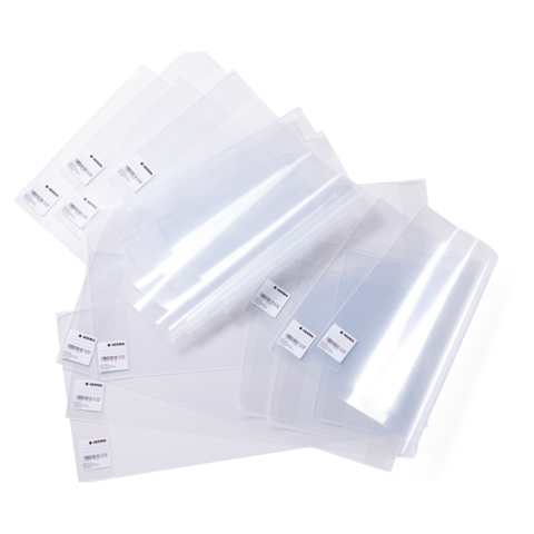 Eine Sammlung transparenter Dokumentenhüllen in verschiedenen Größen, teilweise mit Etiketten.