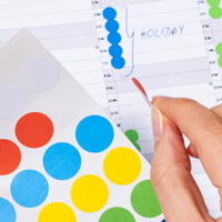 Calendrier organisé à l'aide de points autocollants