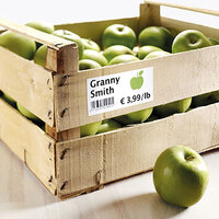 Image d'application d'étiquette de puissance sur une caisse de pommes