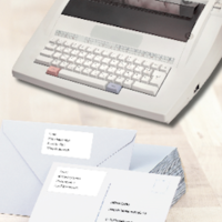Machine à écrire et enveloppes avec des étiquettes d'adresse imprimées