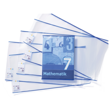 Ein Mathematikbuch mit der Nummer 7, umgeben von mehreren transparenten Hüllen und Etiketten.