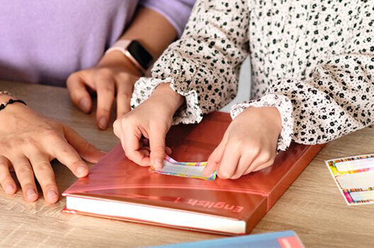 Bureau avec un livre protégé par une couverture en plastique.