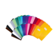 Bunte Mappen in verschiedenen Farben, angeordnet in einem Halbkreis. Die Farben umfassen Blau, Grün, Rot, Pink, Gelb und Schwarz.