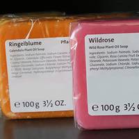 Étiquettes de marquage des produits sur des savons colorés emballés dans du film plastique.