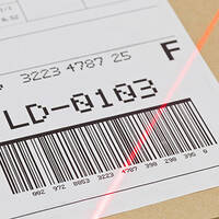 Code-barres sur l'étiquette d'expédition avec ligne de scanner rouge