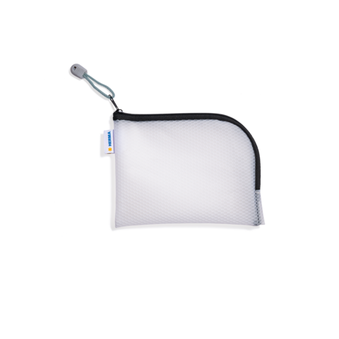 Weiße, gepolsterte Tasche mit Reißverschluss und Karabinerhaken, ideal für die Aufbewahrung von kleinen Gegenständen.