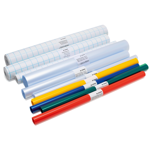 Mehrere Rollen in verschiedenen Farben, darunter rot, grün, blau, gelb und weiß, mit Etiketten für die Identifikation.