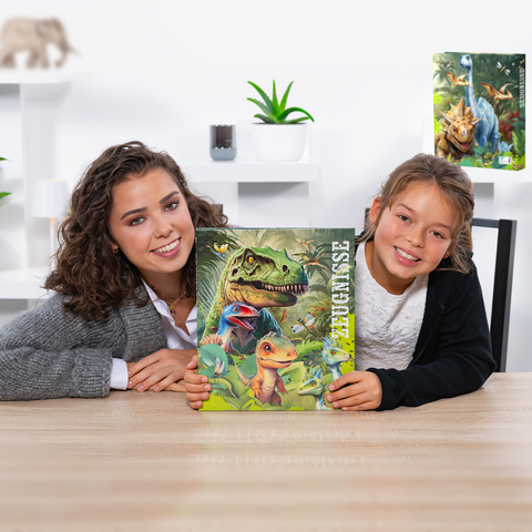 Une femme et une fille tiennent un livre avec des illustrations de dinosaures sur une table. En arrière-plan, on peut voir des plantes et des décorations.