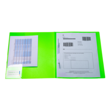Eine grüne Ordnermappe mit einem Foto eines Fensters und einem Dokument mit Barcode und Adressfeld.